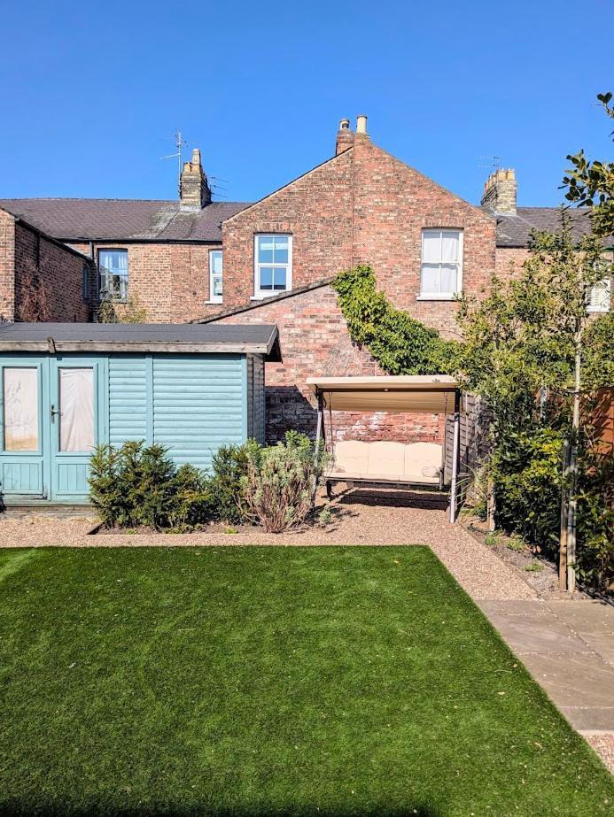 Central Townhouse With Free Off Road Parking And Garden York Exterior photo